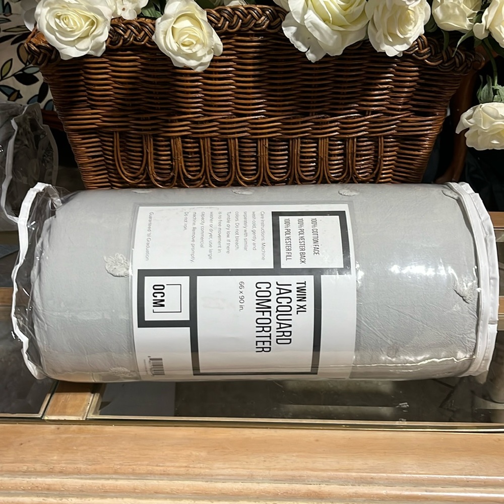 Twin XL jacquard comforter 66 x 90 in gray